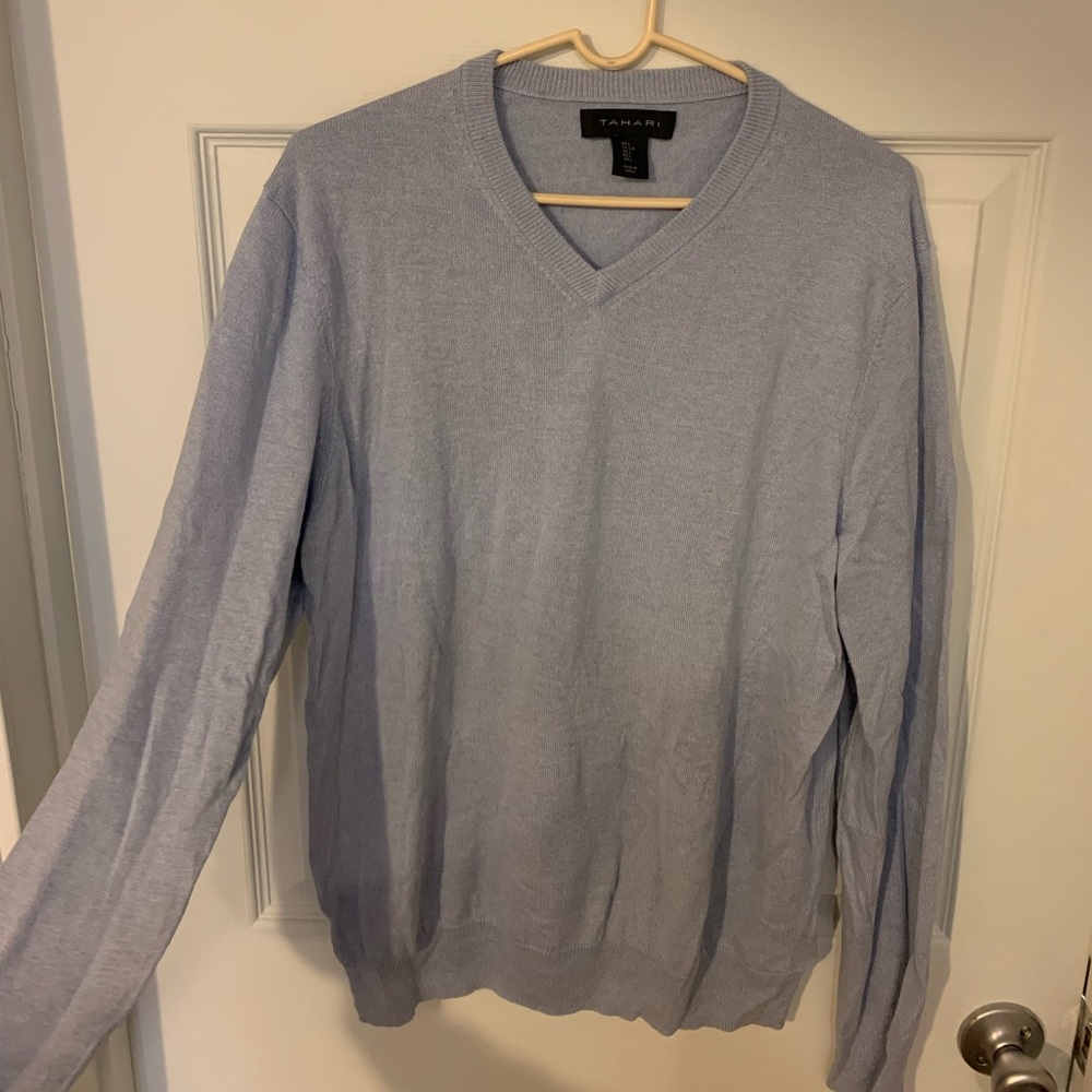 Tahari mens L lightweight v neck sweater